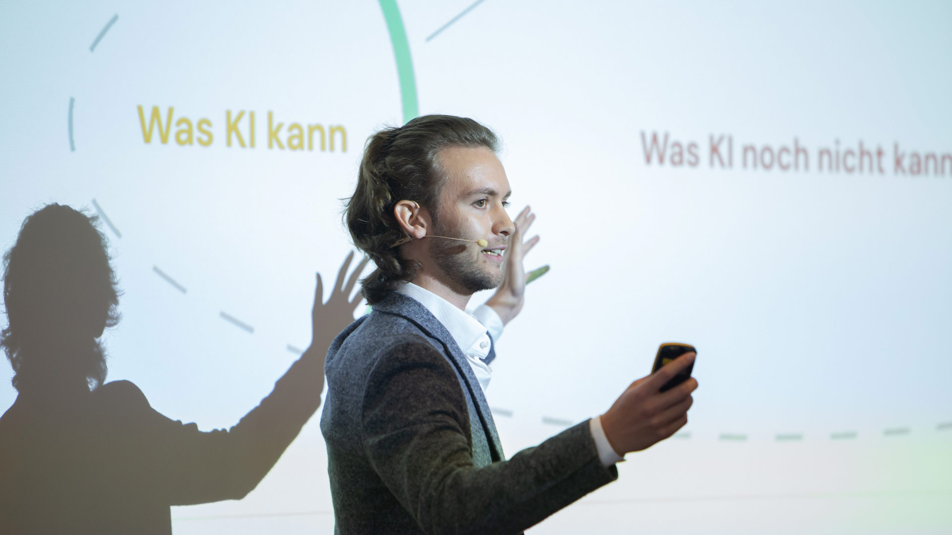 Referent während seines Vortrags vor der Leinwandpräsentation