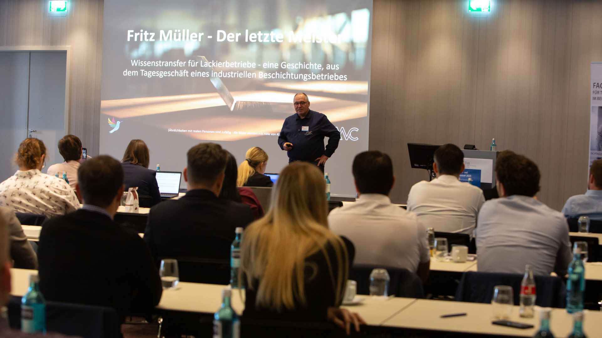 Referent während seines Vortrags vor Plenum