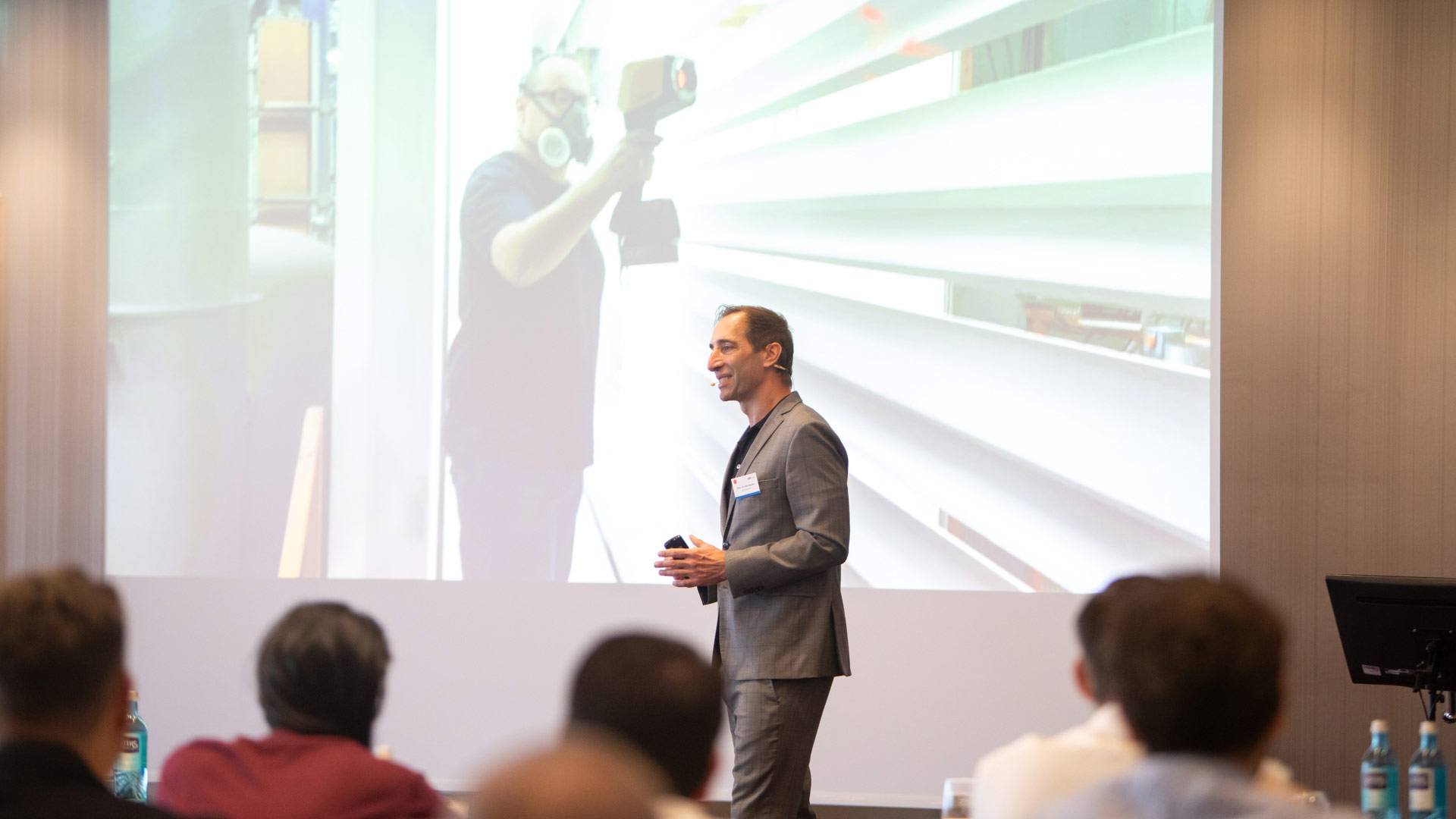 Referent auf Bühne vor Publikum