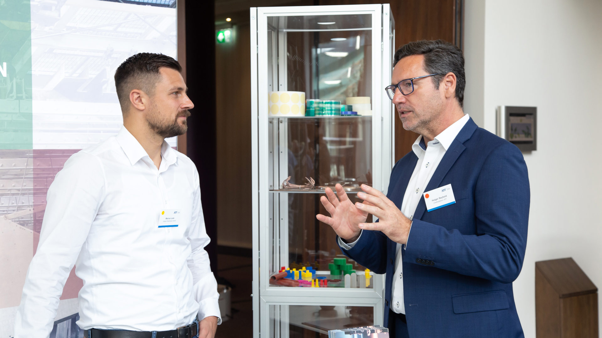 Zwei Herren an Ausstellungsstand im Gespräch