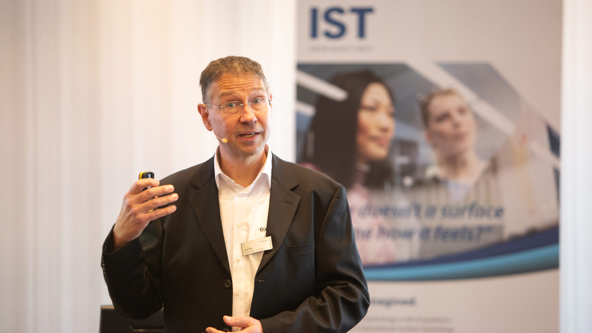 Referent während seines Vortrags auf der Bühne