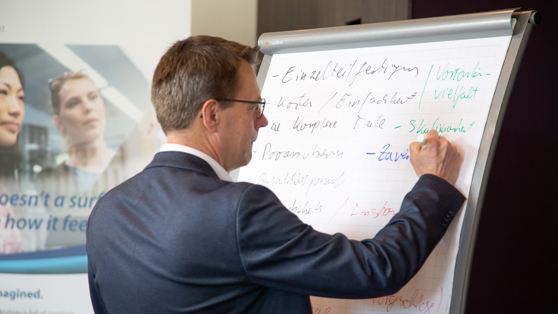 Workspaceteilnehmer notiert Ergebnisse auf Flip-Chart