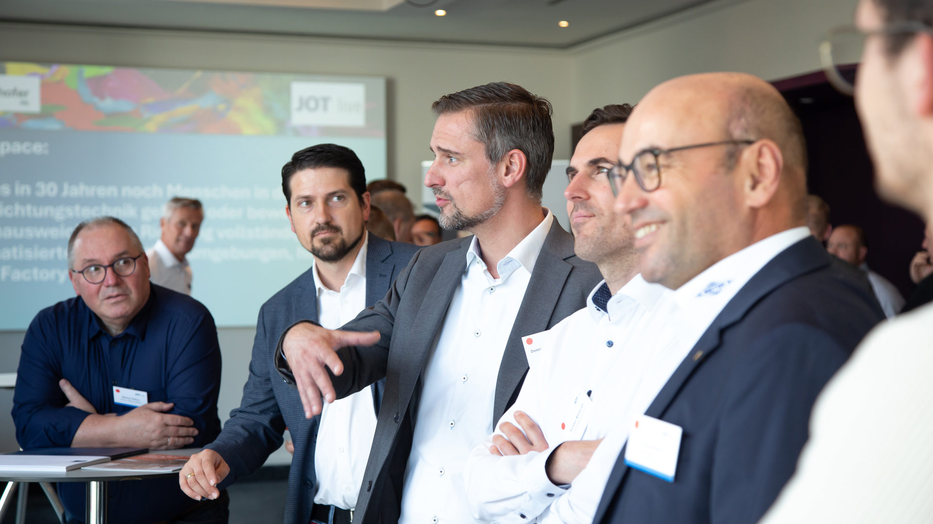 Konferenzteilnehmer im Gruppengespräch 