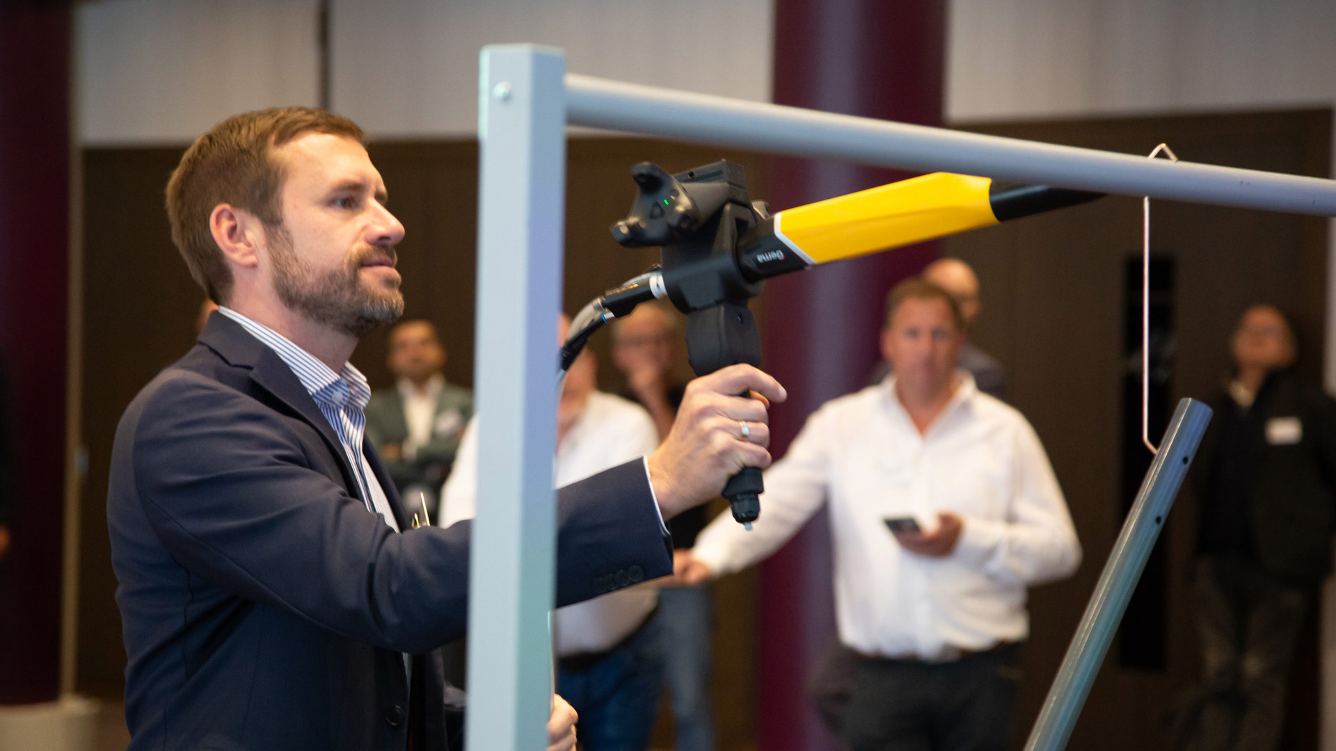 Workspaceteilnehmer während der Erprobung eines neuen Werkzeugs