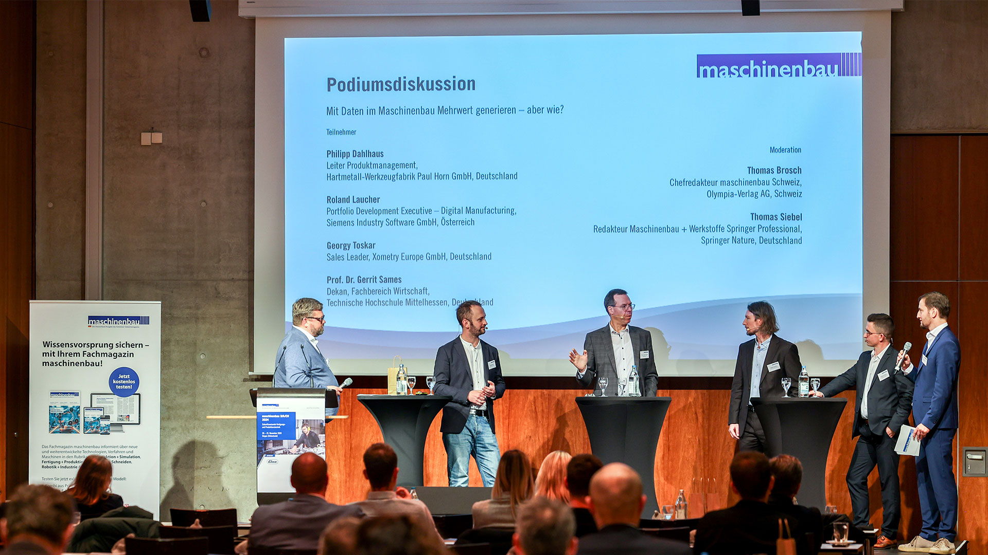 Podiumsdiskussion mit mehreren Konferenzbeteiligten. 