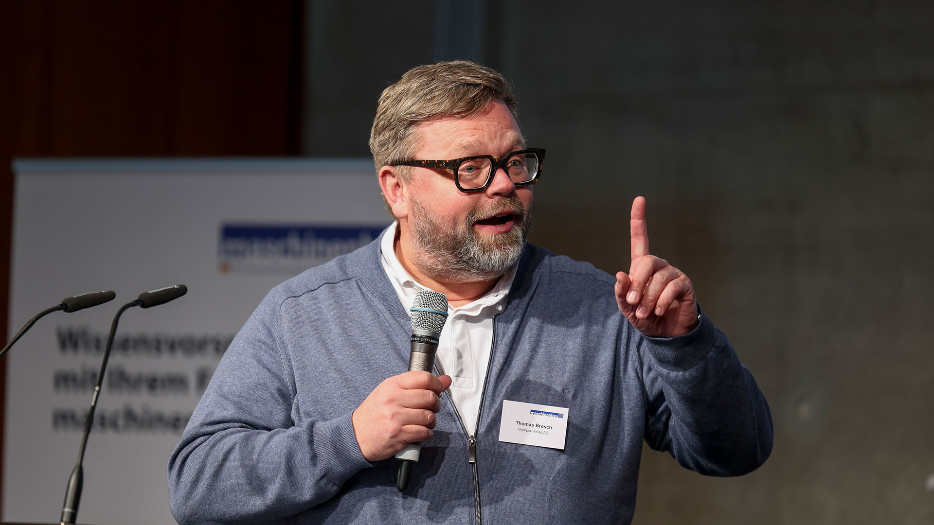 Moderator auf der Bühne